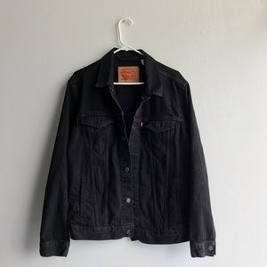 Black Levi’s denim jacket